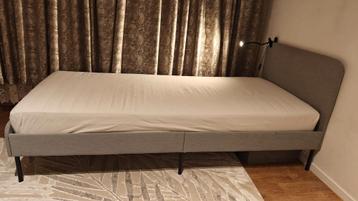 IKEA één persoonsbed + matras + lamp beschikbaar voor biedingen