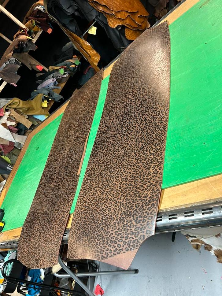 Cognac leopard desing tuigleer lappen3-3,5mm dik half soepel, Hobby en Vrije tijd, Stoffen en Lappen, Ophalen of Verzenden