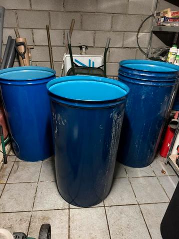200 L vaten te koop beschikbaar voor biedingen