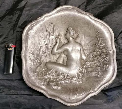 ronde schaal "naakte vrouw" in tin gesigneerd J.Garnier, Antiek en Kunst, Antiek | Tin, Ophalen of Verzenden