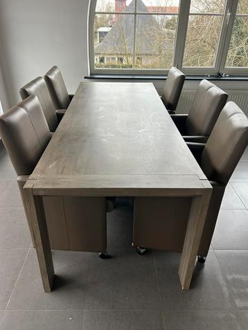 Tafel met 6 stoelen  beschikbaar voor biedingen