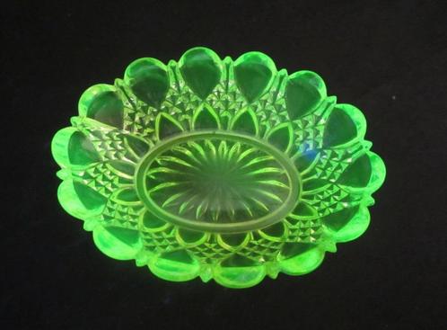 Antiek vaseline uranium glas zeepbak Val St Lambert, Antiek en Kunst, Antiek | Glaswerk en Kristal, Verzenden