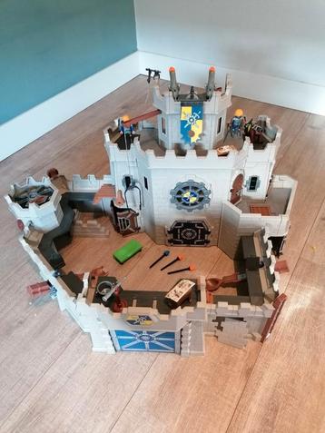 2 kastelen playmobil Novelmore beschikbaar voor biedingen