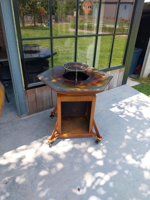 Zeer mooie ofyr / plancha op stevige zwenkwielen, Tuin en Terras, Houtskoolbarbecues, Nieuw, Ophalen