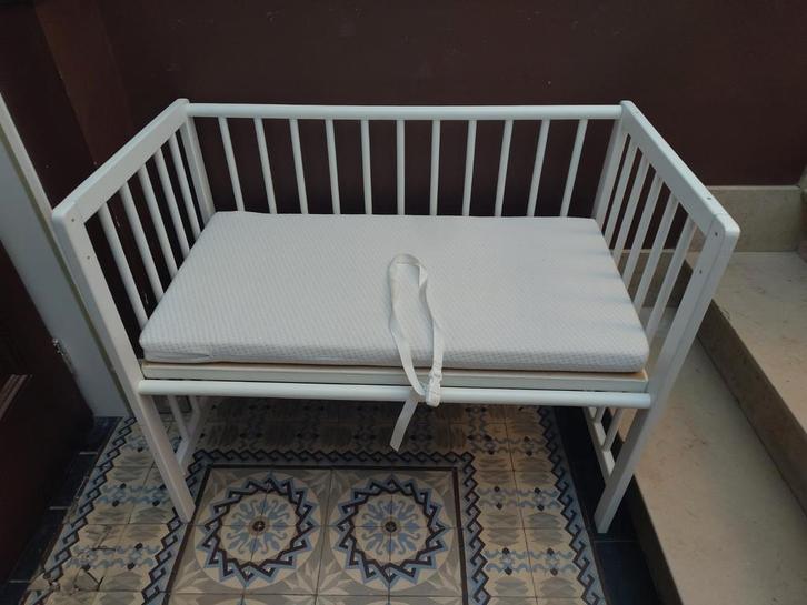 Co-sleeper / wieg met schommelfunctie, Kinderen en Baby's, Kinderkamer | Bedden, Zo goed als nieuw, Matras, Ophalen of Verzenden