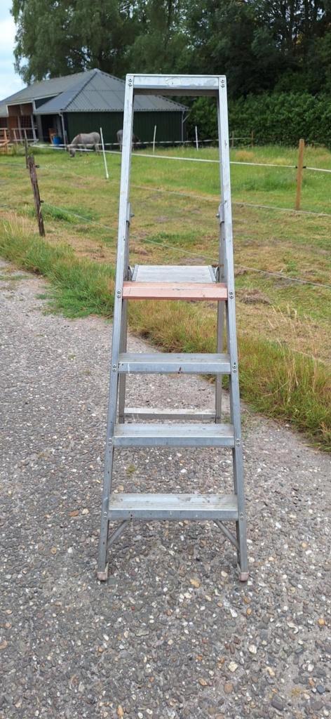 Stevige Altrex Bordes trap 4 treden voor huis en/of werk., Doe-het-zelf en Bouw, Ladders en Trappen, Gebruikt, Trap, Minder dan 2 meter