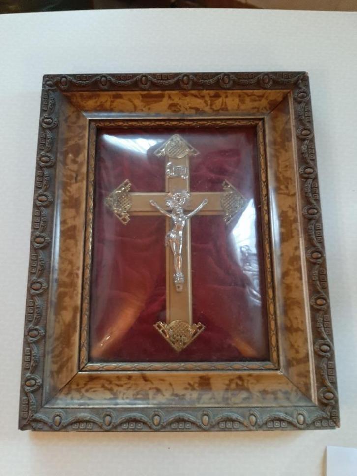 KRUISBEELD ONDER BOL GLAS 2X, Antiek en Kunst, Antiek | Religieuze voorwerpen, Ophalen