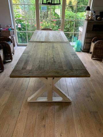 Lange Tafel beschikbaar voor biedingen