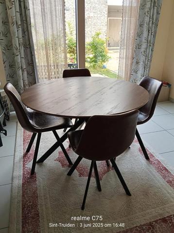 Eettafel met 4 stoelen beschikbaar voor biedingen