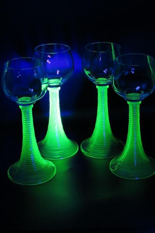 4 wijnglazen met trompetvoet in uranium glas, Antiek en Kunst, Antiek | Glaswerk en Kristal, Ophalen of Verzenden