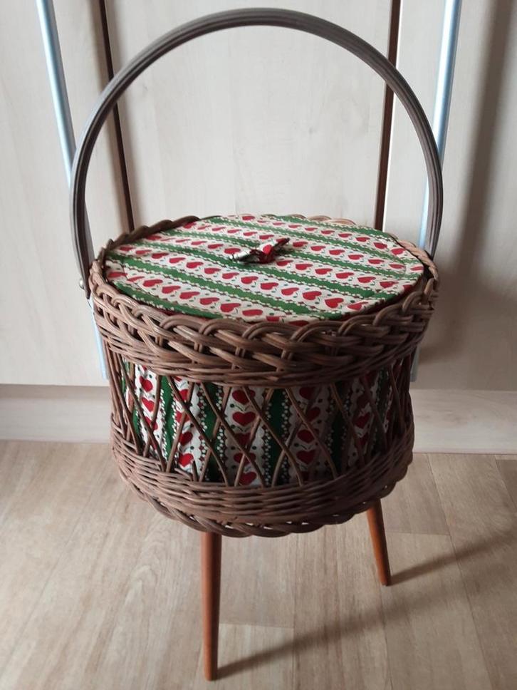 Retro opbergmandje op pootjes ! JAREN  70 !!, Hobby en Vrije tijd, Naaien en Fournituren, Zo goed als nieuw, Ophalen