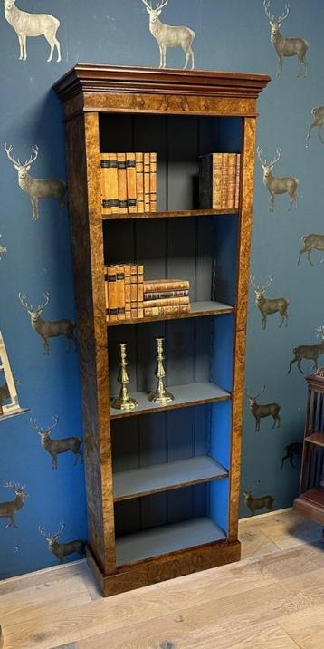 Antieke Engelse open boekenkast beschikbaar voor biedingen