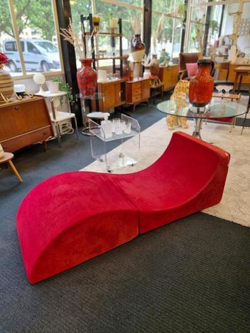 Vintage sofa inklapbaar rood velvet beschikbaar voor biedingen