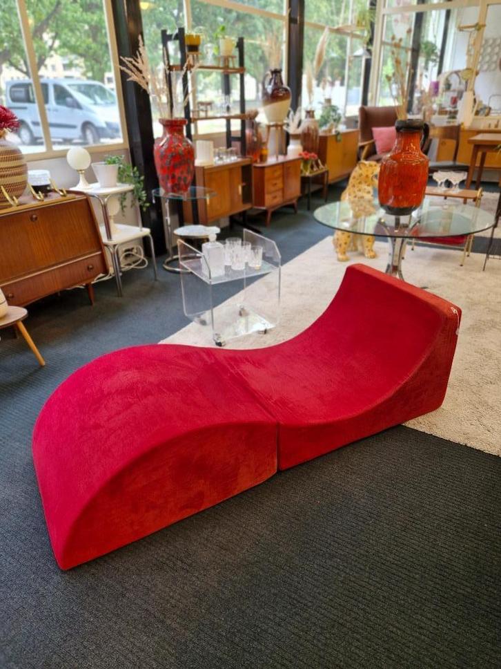 Vintage sofa inklapbaar rood velvet, Antiek en Kunst, Antiek | Meubels | Stoelen en Sofa's, Ophalen