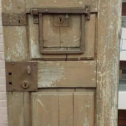 Antieke gevangenisdeur, Ophalen