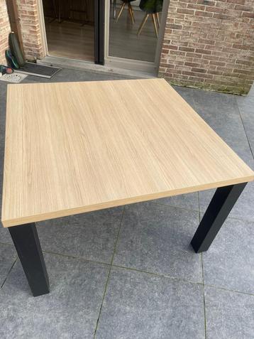 Eettafel beschikbaar voor biedingen