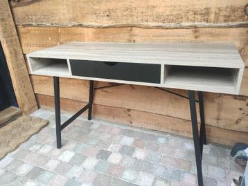 Bureau Scandinavische stijl beschikbaar voor biedingen