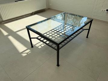 Woonkamertafel van metaal/glas beschikbaar voor biedingen