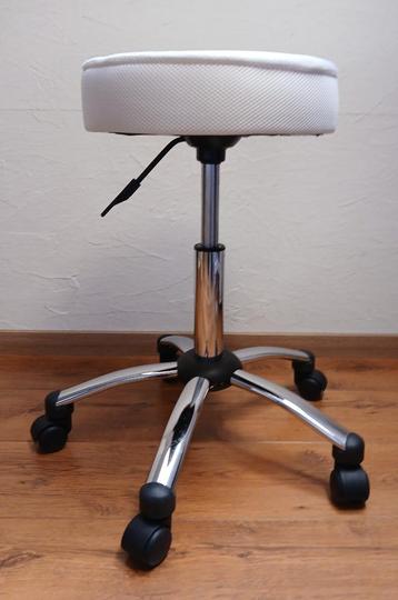 tabouret blanc haut à roulettes beschikbaar voor biedingen