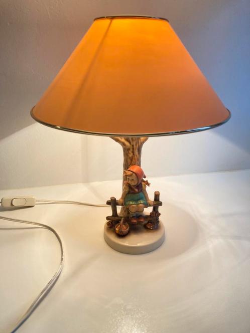 Goebel Hummel lamp „meisje op de reling”, Huis en Inrichting, Lampen | Tafellampen, Gebruikt, Minder dan 50 cm, Overige materialen