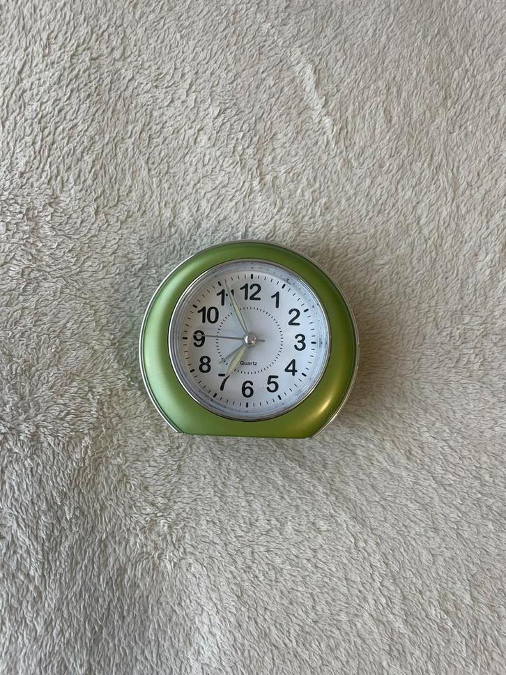 Vintage groene wekker – retro look, Elektronische apparatuur, Wekkers, Zo goed als nieuw, Analoog, Ophalen of Verzenden