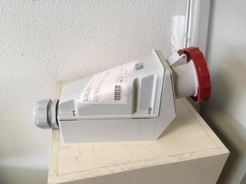 376. CEE wandcontactdoos 5-polig 125A 400V 3-fase kracht, Hobby en Vrije tijd, Overige Hobby en Vrije tijd, Nieuw, Ophalen of Verzenden
