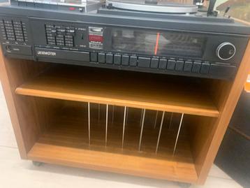 Oude draaitafelkast voor radio beschikbaar voor biedingen