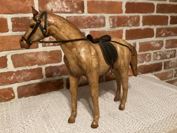 VINTAGE PAARD OMWIKKELD MET LEER- REALISTISCHE DETAILS beschikbaar voor biedingen