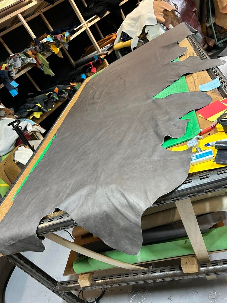 Medium grijs halve huid 1.5 mm dikte soepel en glad A-145, Hobby en Vrije tijd, Ophalen of Verzenden, Grijs