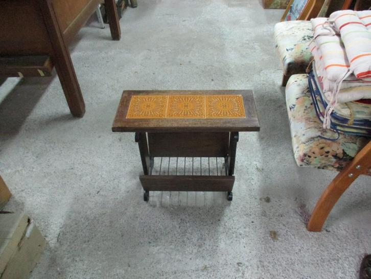vintage mooi krantenrekje met bankje, oranje tegeltjes, Huis en Inrichting, Woonaccessoires | Krantenbakken en Lectuurbakken, Gebruikt