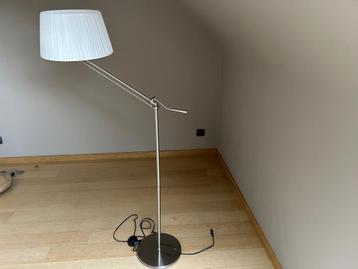 Moderne lampadair met mooie witte kap