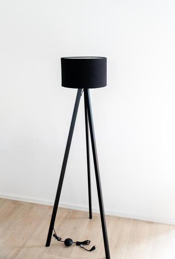 2 vloerlampen  beschikbaar voor biedingen