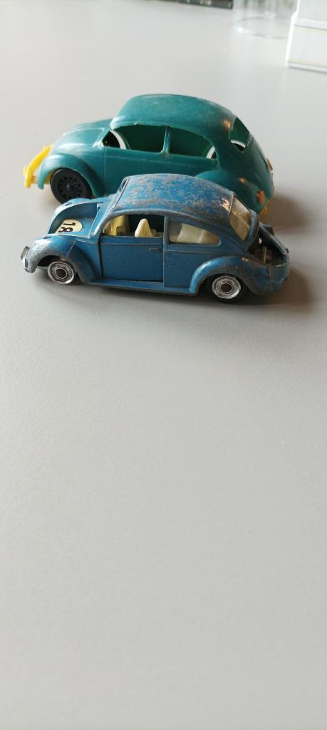 2 vw beetle miniaturen: 1 dinky toys, 1 plastic, Hobby en Vrije tijd, Modelauto's | 1:43, Gebruikt, Auto, Dinky Toys, Ophalen of Verzenden