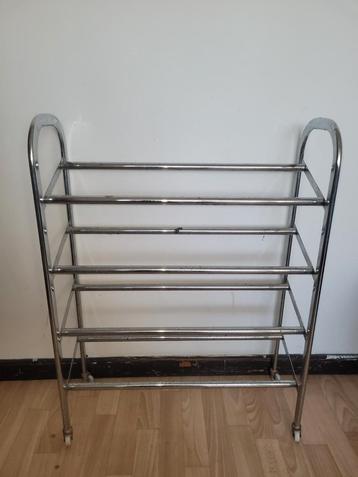 Étagère à chaussures en chrome sur roulettes 60x25x80 LxPxH  disponible aux enchères