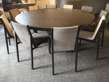 zwarte ronde tafel diameter 2 meter en 12 stoelen beschikbaar voor biedingen