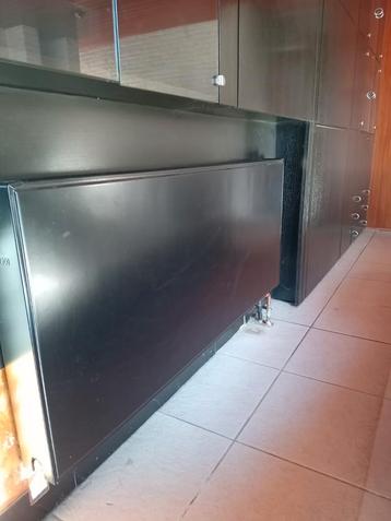 Zwarte vlakke radiator Vasco Flatline Isoplaat 140x60x10 beschikbaar voor biedingen