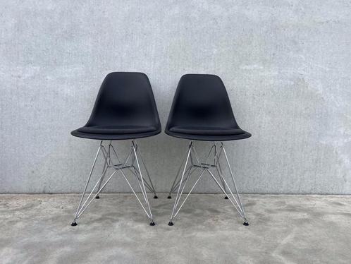 Vitra Eames DSR zwarte stoelen met kussen, 17x, Huis en Inrichting, Stoelen, Gebruikt, Vijf, Zes of meer stoelen, Kunststof, Metaal
