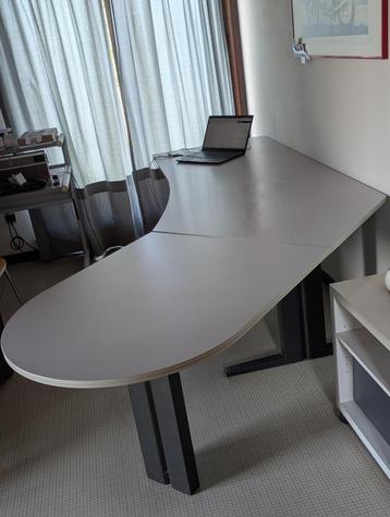 Bureau TDS in L-vorm beschikbaar voor biedingen