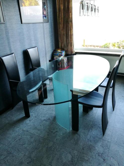 Italiaanse glazen tafel + 4 lederen stoelen , design vintage, Huis en Inrichting, Tafels | Eettafels, Zo goed als nieuw, 100 tot 150 cm