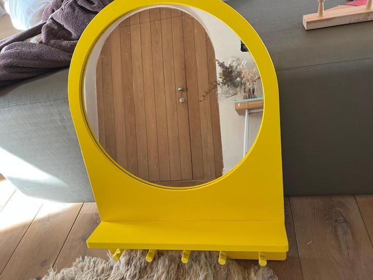 Ikea Saltröd spiegel met kapstok - geel, Huis en Inrichting, Woonaccessoires | Spiegels, Zo goed als nieuw, 50 tot 75 cm, Minder dan 100 cm