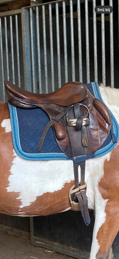Bruin springzadel 17,5 / 18 inch, Dieren en Toebehoren, Paarden en Pony's | Zadels, Gebruikt, Springen, Ophalen