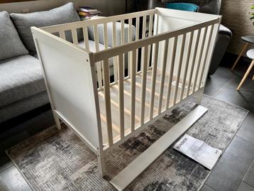 Ikea babybedje Sundvik model in zeer goede staat, Kinderen en Baby's, Ophalen, Zo goed als nieuw, Ledikant