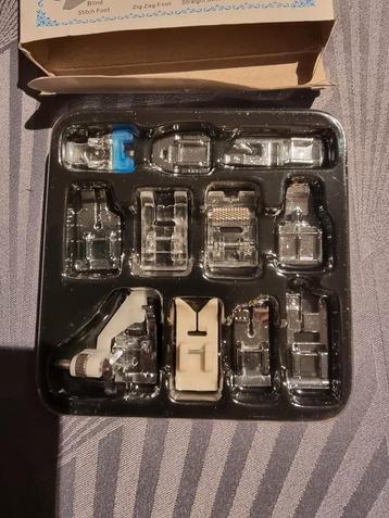 Nieuw en ongebruikt 11 stukjes Naaimachine voetjes !
In een  beschikbaar voor biedingen