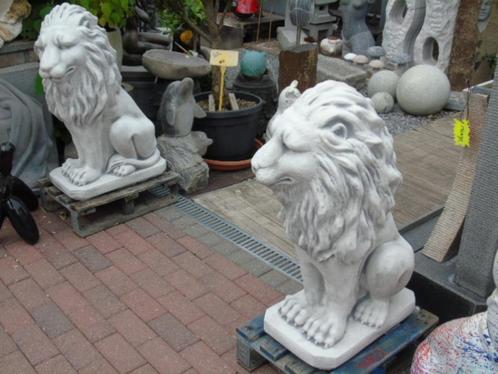 Standbeeld van een paar zittende leeuwen in steen met witte, Tuin en Terras, Tuinbeelden, Nieuw, Dierenbeeld, Steen, Ophalen