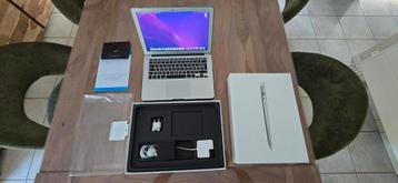 Macbook Air 2017 + cover & Sleeve beschikbaar voor biedingen