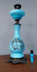 Oude grote petroleumlamp in turquoise blauwe opaline, Ophalen