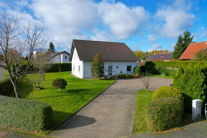 Vrijstaand huis op mooi grondstuk in de Eifel, Immo, Buitenland, Duitsland, Woonhuis, Dorp
