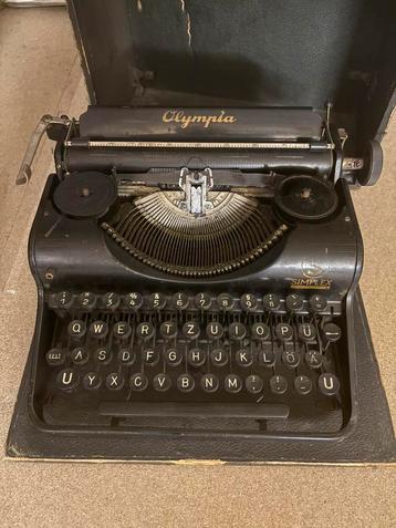 Vintage Olympia typemachine met kofferdeksel beschikbaar voor biedingen