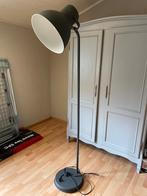 Zwarte staanlamp, Huis en Inrichting, Lampen | Vloerlampen, Ophalen, Gebruikt, Metaal, 150 tot 200 cm