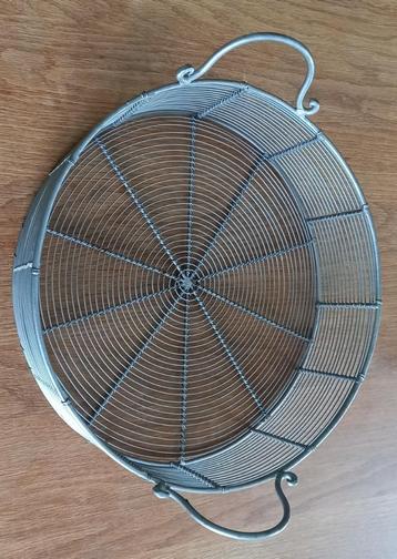 ronde fruitmand in verzinkt metaaldraad, gelast en spandraad beschikbaar voor biedingen